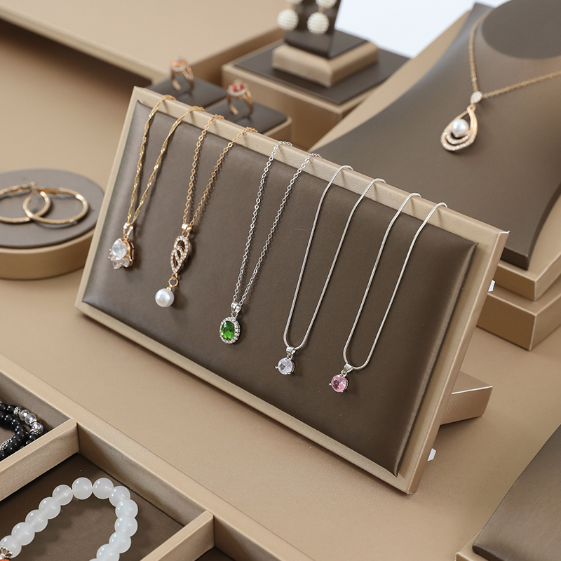 Espositore per braccialetti in - Jewelry And Watches Exhibition recensione e prezzo
